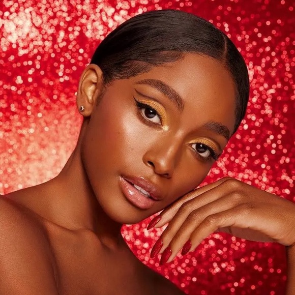 NEW: Kylie Cosmetics Limited-Edition Holiday Pressed Powder Palette - Picture 7 of 7